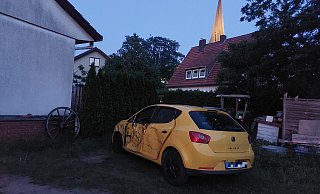 Einer der beteiligten Unfallwagen in Delbrück-Westenholz. - Regina Brucksch