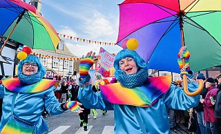 Mehr als 1.100 Weiber zogen am Donnerstagnachmittag durch die historische Rietberger Altstadt. - Lena Vanessa Bleck