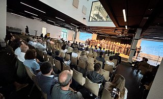 Bei der Einweihungsfeier sorgte der Chor der Schule für den musikalischen Rahmen in der neuen Aula. - Eike J. Horstmann