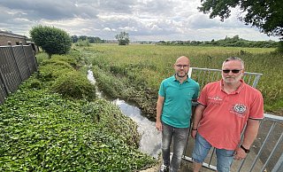 Philipp Brandt (l.) und Michael Kruse stehen am Ostscheider Bach, der wieder in seinem Bett fließt - Dirk Windmöller Philipp Brandt (l.) und Michael Kruse stehen am Ostscheider Bach, der wieder in seinem Bett fließt - Dirk Windmöller