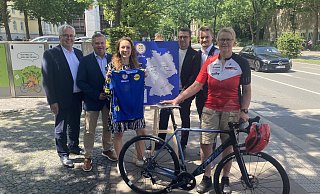Jürgen Müller, Tim Kähler, Maren Hopf, Frank Hölscher, Kählers Büroleiter Christian Forner und Sylke Gruszczynski, die Fachwartin Rennsport beim RC Endspurt ist, der maßgeblich dazu beigetragen hat, dass Herford Start- und Zielpunkt der Deutschland-Tour wird, stehen dort vor dem Rathaus, wo auch die Ziellinie sein wird. ?Foto: Corina Lass - Corina Lass
