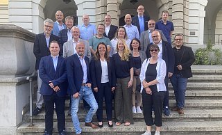 Bestens gelaunt stellte sich das Kandidaten-Team der Union für Herford, das später auch einstimmig gewählt wurde, auf der Rathaustreppe auf. Es fehlen Marion Maw und Cornelia Zartmann, die zwar ebenfalls gewählt wurden, aber bei der Aufstellungsversammlung verhindert waren. - Corina Lass