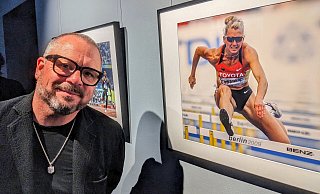 Kurator Kai Pfaffenhofen mit einem Bild, wo Anja Niedringhaus die Siebensterner Siebenkämpferin Lilli Schwarzkopf fotografiert hat. - Burkhard Battran