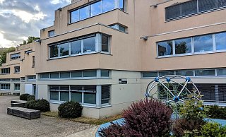 Das Gesamtschulhauptgebäude in Bad Driburg erhält in den Sommerferien eine neue Brandwarnanlage. Die kostet viel Geld. - Burkhard Battran Das Gesamtschulhauptgebäude in Bad Driburg erhält in den Sommerferien eine neue Brandwarnanlage. Die kostet viel Geld. - Burkhard Battran