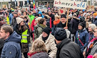 Mit bunten Plakaten und lauten Rufen setzen sich die Teilnehmenden der Demo in Warburg für Demokratie und Vielfalt ein. - Burkhard Battran Mit bunten Plakaten und lauten Rufen setzen sich die Teilnehmenden der Demo in Warburg für Demokratie und Vielfalt ein. - Burkhard Battran