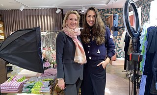 Anja (l.) und Paulina Beckhoff vom Verler Modehaus Frau Beckhoff haben sich längst mit den Sozialen Medien angefreundet. - Markus Voss