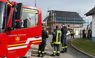 Einsatzkräfte der Feuerwehr Salzkotten retteten eine Person vom Gerüst eines Neubaus am Almeschlag im Stadtteil Oberntudorf. - Ralph Meyer