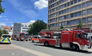 Mehrere Einsatzkräfte waren am Freitagmittag am Gütersloher Rathaus. Es gab allerdings schnell Entwarnung. - Lena Vanessa Bleck