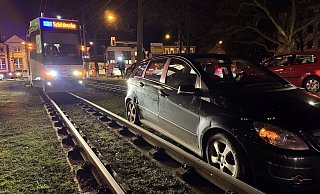 Das Fahrzeug war offenbar beim Abbiegen auf den Niederwall zu früh eingebogen und dann den Gleisen gefolgt. - Mike-Dennis Müller