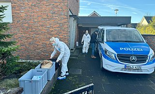 Die Spurensicherung hat einige Spuren des Gewaltverbrechens in und an dem Haus der getöteten Seniorin an der Haflinger Straße in Gütersloh gesichert. - Wolfgang Wotke