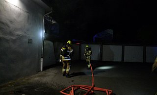 Eine Garage geriet in Paderborn in Brand. Die Ursache ist noch unklar. - Feuerwehr Paderborn