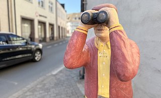 Guckt genau hin: Der Mann mit Fernglas, der mittlerweile, ob seiner Neugier aufs öffentliche Leben auch als "Erich Mielke" bekannt ist, gehört mittlerweile dem Huxarium Gartenpark. - Ralf T. Mischer