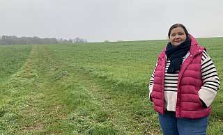 Andrea Hillbrand steht am städtischen Wanderweg, der von der Diebrocker Straße aus das geplante Abbaugelände einmal durchschneidet. - Corina Lass