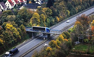 Noch sind Lkw auf der Brücke an der Weseler Straße über die A30 unterwegs. - Gerald Dunkel