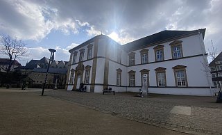 In der Paderborner Stadtbibliothek kann man sich in dieser Woche mit seinen Nutzungsgewohnheiten digitaler Medien auseinandersetzen. (Archivbild) - Jule Barmwater