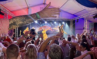Da geht die Party richtig los: Fotos vom ersten Oktoberfest der Saison in Bielefeld auf dem Heeper Schützenberg. - Tunay Karal