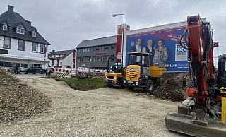 Auf der Investorenwiese werden Material und Maschinen für die Nahwärmebaustelle gelagert. - Dirk Windmöller