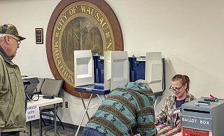 In Wausau in Wisconsin geben Wähler am 22. Oktober ihre Stimmen ab. - IMAGO/ZUMA Press Wire