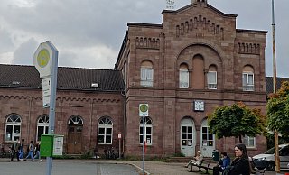 Die Stadt Holzminden will das Bahnhofsgebäude in Augenschein nehmen, um es gegebenenfalls zu kaufen. Das würde ganz neue Möglichkeiten eröffnen. - Svenja Ludwig