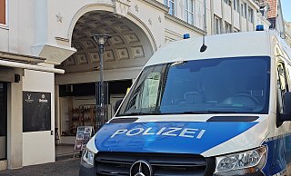 Brandermittler der Kriminalpolizei untersuchten die ausgebrannte Wohnung im Hohenzollernhof. - Ulf Hanke