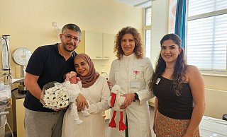 Freuen sich, dass es der kleinen Ella gut geht: die Eltern Mohammed und Israa Alobeid aus Stemwede (v. l.) mit Klinikdirektorin Isabela Scheibner und Hebamme Tuba Özarac. - Irma Mujanovic/MKK