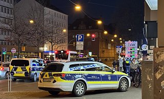 Autos des Zolls in der Nähe des Bielefelder Bahnhofs. Dort wurden verschiedene Läden kontrolliert. - Paul Brinkmann