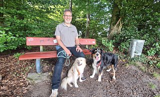 Sebastian Hoffmann ist in seiner Freizeit gerne mit seinen beiden Hunden in der Natur unterwegs. - Peter Heidbrink