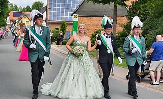 Das Königspaar Andreas Fricke und Linda Schulz beim Festumzug durch Niesen mit seinen Königsoffizieren an der Seite. - Nicole Kuper