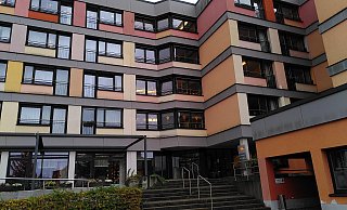 Im Löhner Seniorencentrum St. Laurentius haben sich Unbekannte Zutritt zu Bewohnerzimmern verschafft. Was sie dort getan haben, ist derzeit Gegenstand der Ermittlungen der Polizei. - Judith Gladow
