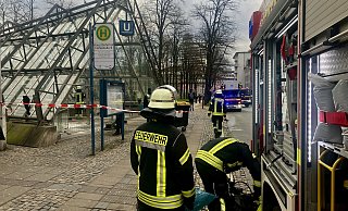 Die Feuerwehr sperrte den Zugang zur Stadtbahn am Bahnhof. - Jens Reichenbach