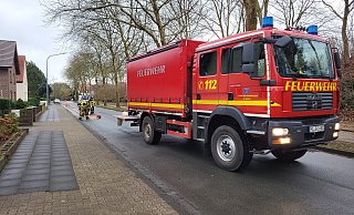 Von Oberbecksen bis zur Innenstadt reichte die Ölspur, die die Feuerwehr Mittwochmorgen vier Stunden beschäftigte. - Feuerwehr Bad Oeynhausen