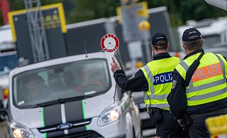 Inzwischen gibt es stationäre Grenzkontrollen an allen deutschen Landesgrenzen. 25 Prozent der Teilnehmer der Befragung gaben an, nicht funktionierender Grenzschutz treibe sie mehr um als alles andere. (Archivfoto) - Peter Kneffel/dpa