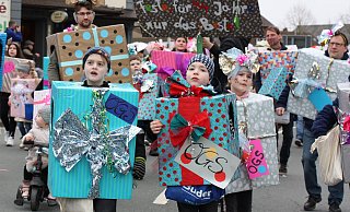 Närrische Geschenke zum Jubiläum überreichten die Kinder aus der OGS Beverungen. - Torsten Wegener