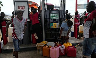 Einige Tankstellen auf Jamaika haben nur noch wenig Kraftstoff. - Matias Delacroix/AP/dpa