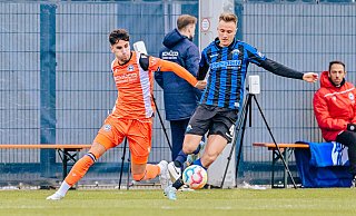 Jasper van der Werff (r.), hier im Testspiel gegen Bielefeld, ist in der Paderborner Innenverteidiger-Hierarchie weit zurückgefallen. - Besim Mazhiqi