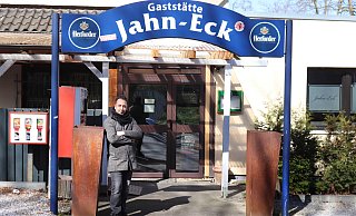 Das Ordnungsamt hat Sonntagmorgen das Löhner Jahn-Eck geschlossen. Eigentümer Aydin Akkaya dreht den Schlüssel um. Er ist für eine generelle Ausgangssperre. - Ulf Hanke