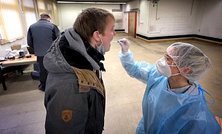 Katharina Nocken führt einen PCR-Test bei einem Besucher aus Hessen durch. Das Testergebnis soll in 48 Stunden vorliegen - Andreas Frücht