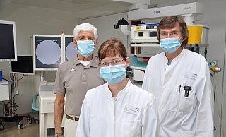 Chefarzt Ulrich Pannewick und Oberärztin Judith-Iris Osterholz, sind froh, dass sie ihrem Patienten Klaus Emmerich nach der detaillierten Diagnose eine passende Therapie verordnen konnten. Seine Beschwerden verschwanden. - Brüderkrankenhaus