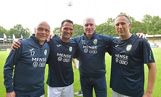 Im Sommer spielten Frank Scharpenberg und Rob Reekers gemeinsam mit Rino Capretti und Dirk van der Ven (v.r.) im Traditionsteam des FC Gütersloh. Am Sonntag sehen sich „Scharpi" und „Robbi" als Sportliche Leiter der Oberligamannschaften aus Clarholz und Gütersloh wieder. - Jens Dünhölter