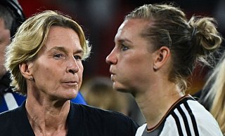 Ex-Bundestrainerin Martina Voss-Tecklenburg und Stürmerin Alexander Popp stand die Enttäuschung nach dem Vorrunden-Aus bei der WM ins Gesicht geschrieben. - Sebastian Gollnow/dpa