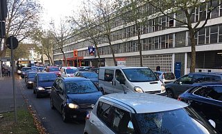 Nicht nur die Geschäfte: Auch die Straßen rund um Bielefeld sind an diesem Brückentag komplett überfüllt. Hier die Elsa-Brändström-Straße. - Wolfgang Rudolf