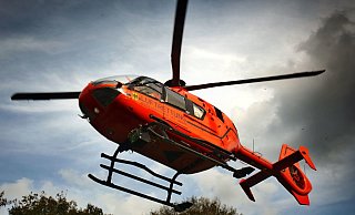 Ein Radfahrer musste mit dem Rettungshubschrauber ins Krankenhaus gebracht werden. - Themenbild: Sarah Jonek