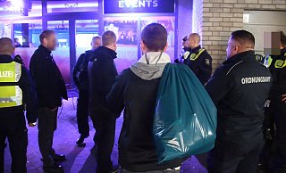 In der blauen Tüte des Beamten befinden sich vermutlich Tabakprodukte. - Andreas Eickhoff