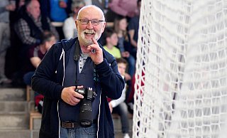 So kannte man ihn: Ein fröhlicher Wilfried „Elti“ Arendmeyer, hier 2017 in der Sporthalle Nordhemmern beim Spiel in der Handball-Oberliga zwischen LiT Tribe Germania und dem VfL Mennighüffen. - Jürgen Krüger