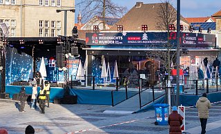 Das WDR2-Weihnachtswunder findet auf einer Bühne und in einem gläsernen Studio am Paderborner Domplatz statt. - Niklas Tüns