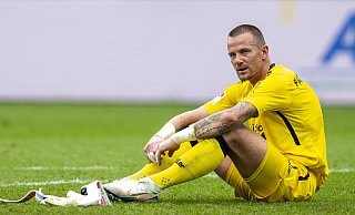 Torwart Manuel Riemann sitzt nachdenklich auf dem Spielfeld. Seine Zukunft beim SC Paderborn ist längst entschieden. - picture alliance/dpa