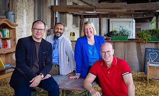 Zu Besuch auf dem Halhof in Schildesche: Bundesumweltminister Carsten Schneider (l.) mit seinen Bielefelder Parteigenossen Riza Öztürk (v.l.), Wiebke Esdar (MdB) und SPD-Oberbürgermeisterkandidat Ingo Nürnberger. - Mike-Dennis Müller Zu Besuch auf dem Halhof in Schildesche: Bundesumweltminister Carsten Schneider (l.) mit seinen Bielefelder Parteigenossen Riza Öztürk (v.l.), Wiebke Esdar (MdB) und SPD-Oberbürgermeisterkandidat Ingo Nürnberger. - Mike-Dennis Müller