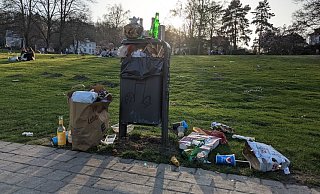Im Bürgerpark quellen die Abfalleimer über. - Julia Lichtnecker