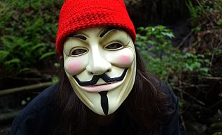 Nicht zu erkennen: Die Tatverdächtigen versteckten sich hinter Anonymous- und Clown-Masken. - Pixabay