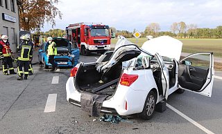 Beide Fahrzeuge wurden bei der Kollision so schwer beschädigt, dass sie abgeschleppt werden mussten. - Charlotte Mahncke